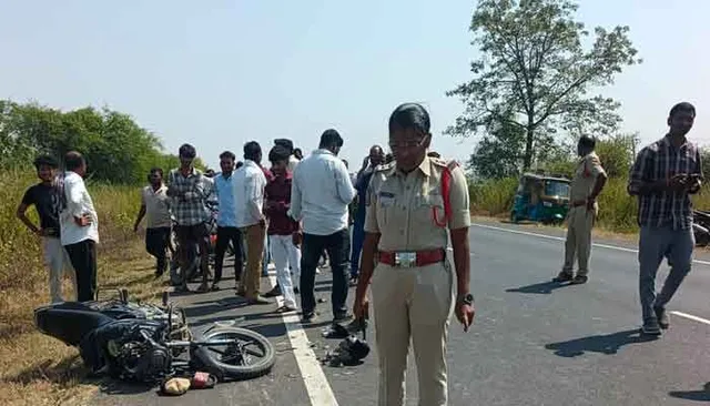ట్రాక్టర్ ఢీకొని యువకుడు మృతి