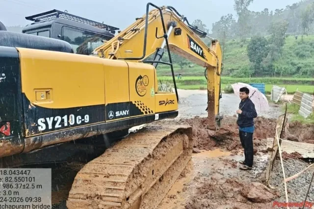 పాడేరు–జి.మాడుగుల రహదారిపై వాహనాల రాకపోకల మళ్లింపు