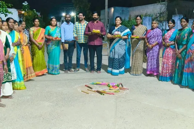 బతుకమ్మ వేడుకల్లో స్పెషల్ ఆఫీసర్ సరస్వతి, మహిళలతో కలిసి ఆటల్లో పాల్గొన్న వైనం