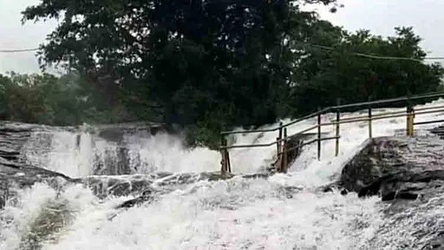 கும்பக்கரை அருவியில் திடீர் வெள்ளப்பெருக்கு: சுற்றுலா பயணிகள் குளிக்க தடை