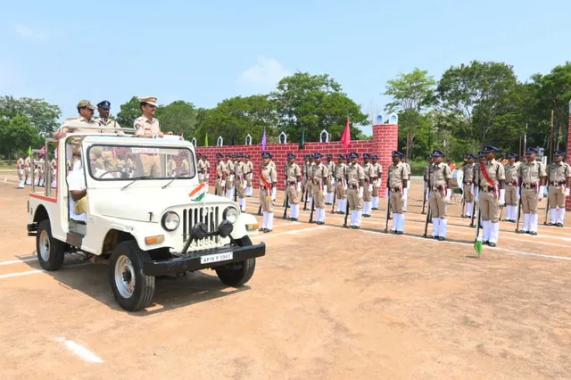 పోలీసు కానిస్టేబుళ్ల పాసింగ్ అవుట్ పరేడ్: ఎస్పీ పరిశీలన