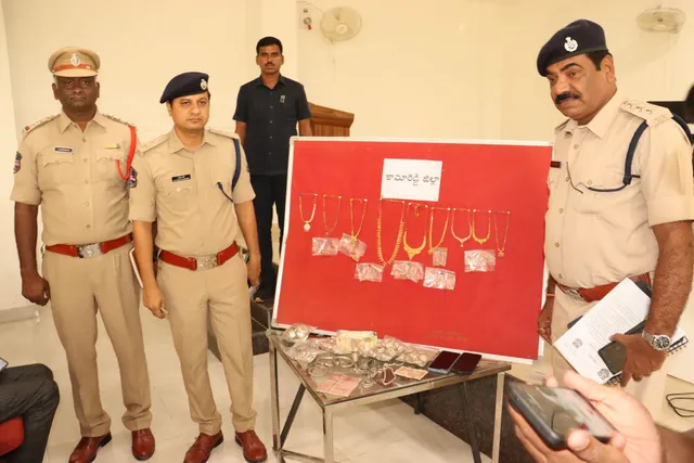 ఇంటి తాళం పగులగొట్టి భారీ చోరీ: ఇద్దరి అరెస్ట్, 56 లక్షల సొత్తు స్వాధీనం