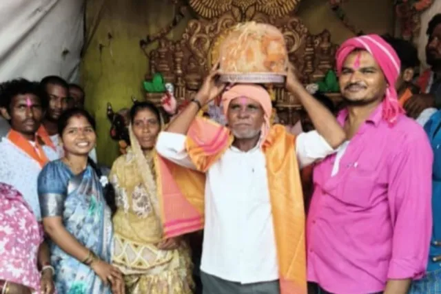 సూర్దాపూర్‌లో లడ్డూ వేలం