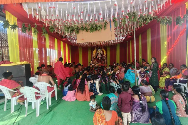 పెగడపల్లి: గాయత్రీ దేవిగా దర్శనమిచ్చిన దుర్గామాత పెగడపల్లి: గాయత్రీ దేవిగా దర్శనమిచ్చిన దుర్గామాత