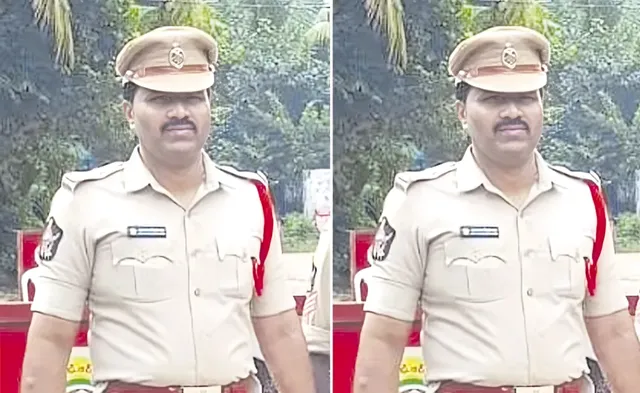 దుర్గమ్మ ఊరేగింపులో ఎస్సై పై కత్తితో దాడి