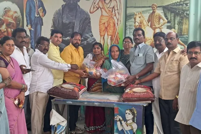 పేద కుటుంబాలకు నిత్యావసర సరుకులు అందజేత పేద కుటుంబాలకు నిత్యావసర సరుకులు అందజేత