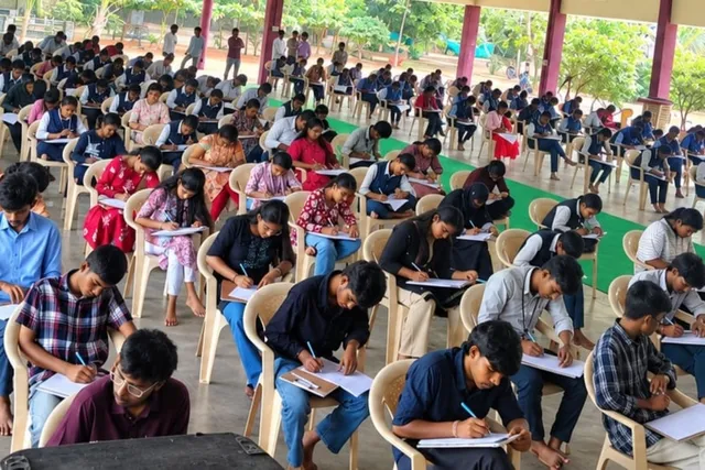 జ్ఞానయోగి దివ్యయోగాశ్రమంలో విద్యార్థులకు వ్యాసరచన పోటీ