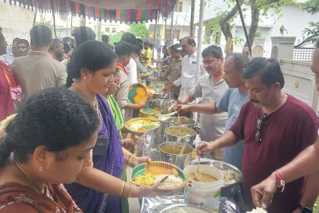 శ్రీ లక్ష్మి గణపతి మంటపం వద్ద అన్న ప్రసాద వితరణ
