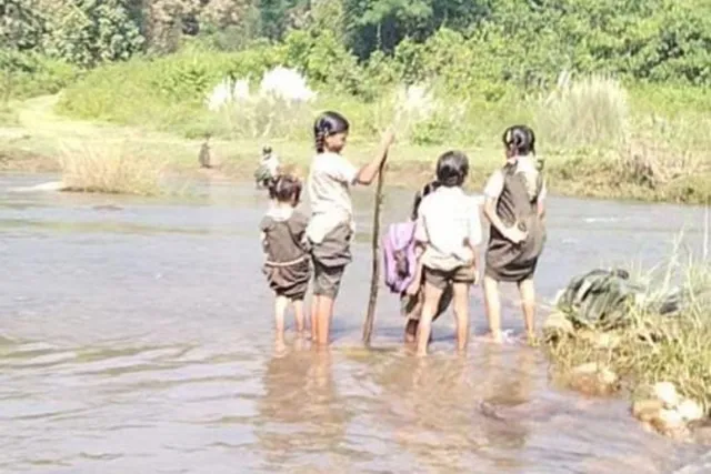 వాగు పొంగడంతో బడికి వెళ్లలేకపోతున్న తట్టపూడి విద్యార్థులు