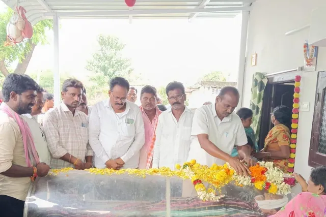 ఏఐటీయూసీ నాయకుడు కిషోర్‌కు సీపీఐ నాయకుల నివాళి