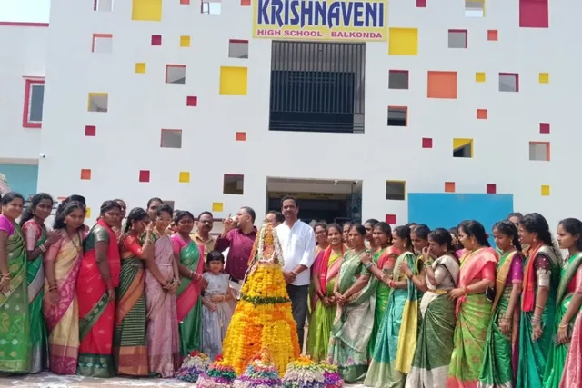 బాల్కొండ కృష్ణవేణి పాఠశాలలో ఘనంగా బతుకమ్మ సంబరాలు బాల్కొండ కృష్ణవేణి పాఠశాలలో ఘనంగా బతుకమ్మ సంబరాలు