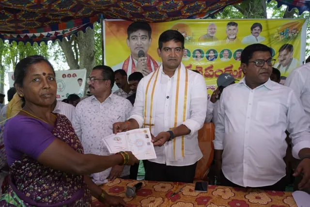 రైతులకు పాస్ పుస్తకాలు పంపిణీ చేసిన మంత్రి శ్రీనివాస్
