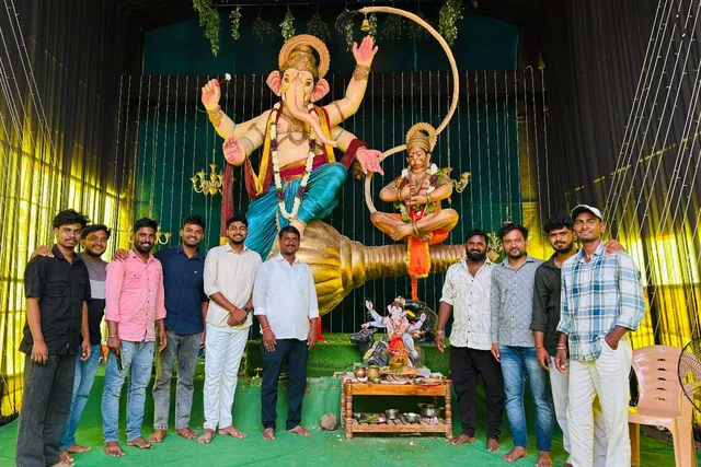 యువరత్న గణేష్ మండపంలో గణనాథున్నీ దర్శించిన కాంగ్రెస్ నేతలు