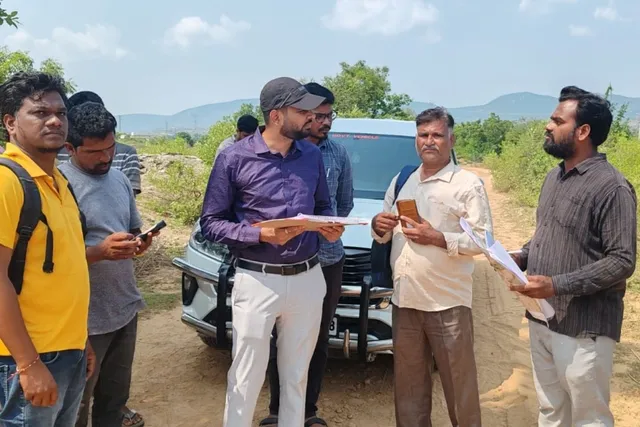పెదనాగంపల్లిలో రీ-సర్వే పరిశీలన