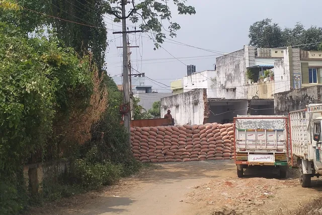 రోడ్డు నిర్మాణ పనుల కోసం సిమెంట్ బస్తాలతో రహదారి దిగ్బంధం రోడ్డు నిర్మాణ పనుల కోసం సిమెంట్ బస్తాలతో రహదారి దిగ్బంధం