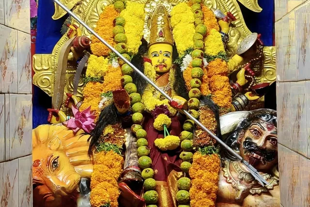 పెనుగొలనులో పార్వతీదేవికి శ్రీ మహిషాసుర మర్ధినీదేవి అలంకారం