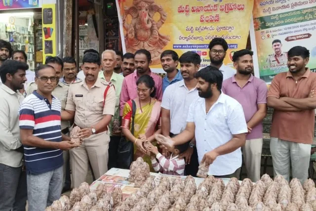 మట్టి వినాయక విగ్రహాలనే వినియోగించాలి