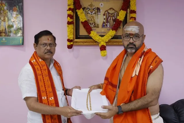 శ్రీ భ్రమరాంబ మల్లికార్జున స్వామికి బంగారు హారం సమర్పణ