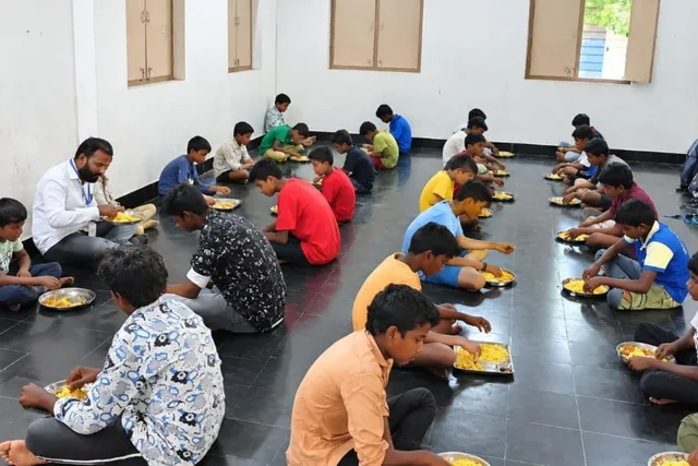 సంక్షేమ గృహంను సందర్శించిన సామాజిక నేత సురేష్ మాదిగ సంక్షేమ గృహంను సందర్శించిన సామాజిక నేత సురేష్ మాదిగ