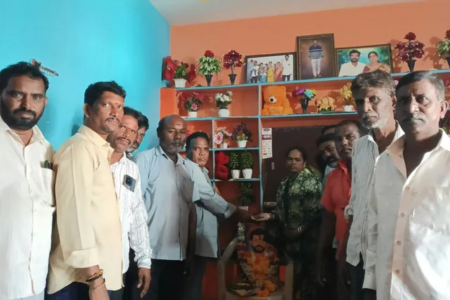 ఆటో డ్రైవర్ కుటుంబానికి ఆర్థిక సాయంఅందజేత ఆటో డ్రైవర్ కుటుంబానికి ఆర్థిక సాయంఅందజేత