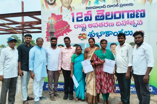 ఇందిరమ్మ ఇండ్ల లబ్ధిదారులకు మంజూరు పత్రాలు అందజేత