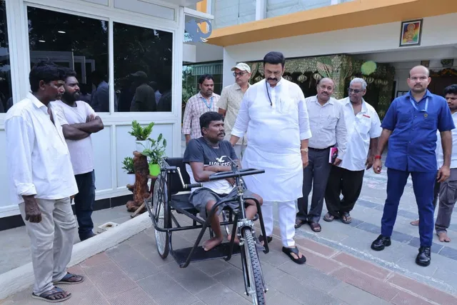 ట్రై సైకిళ్ళ పంపిణి