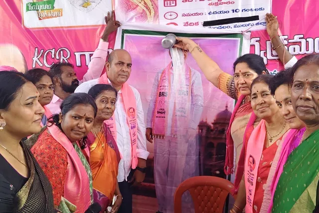 కేసీఆర్ పథకాలకు కృతజ్ఞతగా బీఆర్ఎస్ పాలాభిషేకం, చీరల పంపిణీ