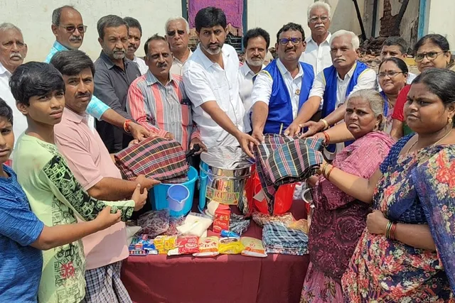 అగ్నిప్రమాద బాధితులకు లయన్స్ సాయం
