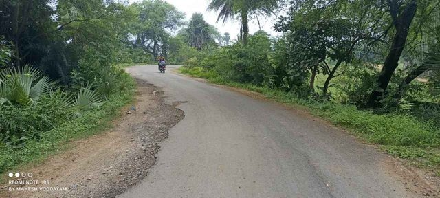 చెరువు కట్టలను వెడల్పు చేయాలి