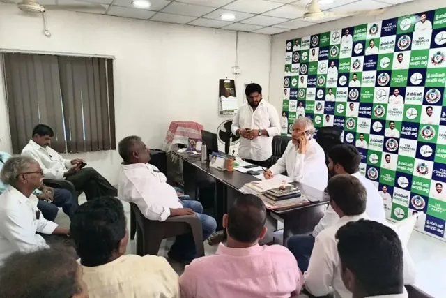 విలీన గ్రామాల సమస్యలపై జిల్లా అధ్యక్షుడికి వినతి అందజేత విలీన గ్రామాల సమస్యలపై జిల్లా అధ్యక్షుడికి వినతి అందజేత