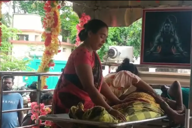 జిల్లా ఆసుపత్రిలో అంబులెన్స్ లేక రోగుల బంధువుల ఇక్కట్లు