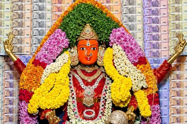శ్రీ మహాలక్ష్మి దేవి అలంకారంలో శ్రీ భద్రకాళి అమ్మవారు శ్రీ మహాలక్ష్మి దేవి అలంకారంలో శ్రీ భద్రకాళి అమ్మవారు
