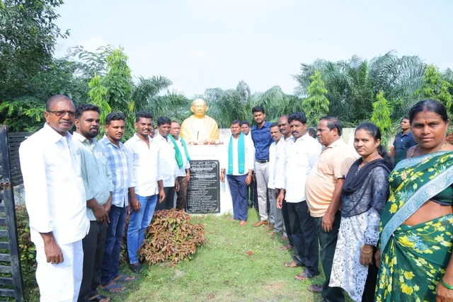 ఎమ్మెల్యే జారె చేతుల మీదుగా స్మార్ట్ రేషన్ కార్డుల పంపిణీ