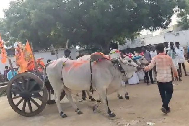 ఎద్దుల బండి పై నిమజ్జనానికి తరలిన గణనాథుడు
