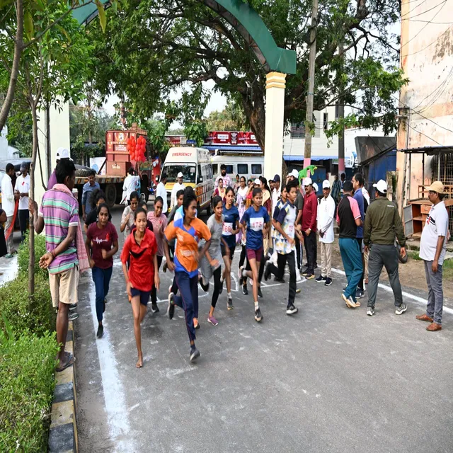 యువతలో ఎయిడ్స్ పై అవగాహన కోసం 5k రెడ్ రన్