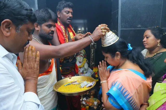 నూతన్కల్ మణికంఠ ఆలయ ప్రతిష్ఠ మహోత్సవంలో పాల్గొన్న ఎమ్మెల్యే నూతన్కల్ మణికంఠ ఆలయ ప్రతిష్ఠ మహోత్సవంలో పాల్గొన్న ఎమ్మెల్యే