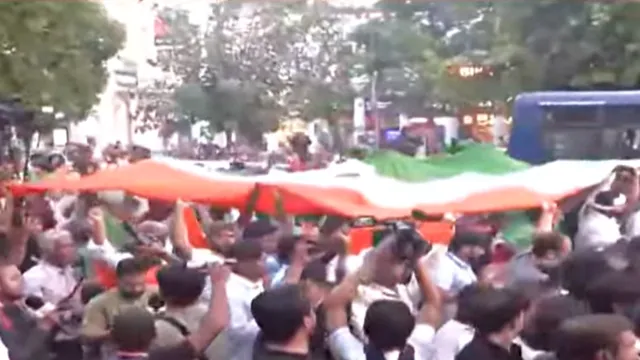 டெல்லியில் தடையை மீறி போராட்டம்.. தேசியக் கொடியுடன் திரண்ட கரப்பான் ஜனதா கட்சியினர்