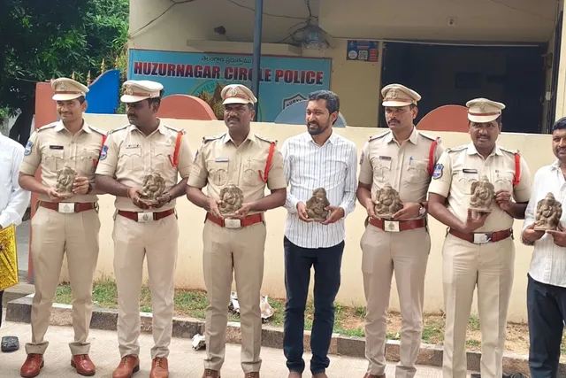 మట్టితో తయారు చేసిన వినాయక విగ్రహాలనే ఏర్పాటు చేయాలి: సీఐ మట్టితో తయారు చేసిన వినాయక విగ్రహాలనే ఏర్పాటు చేయాలి: సీఐ