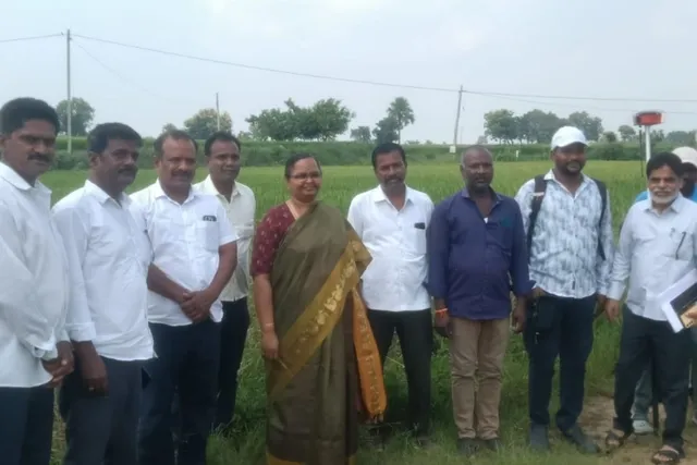 పుల్లూరులో భూముల రీసర్వే: కలెక్టర్ పరిశీలన