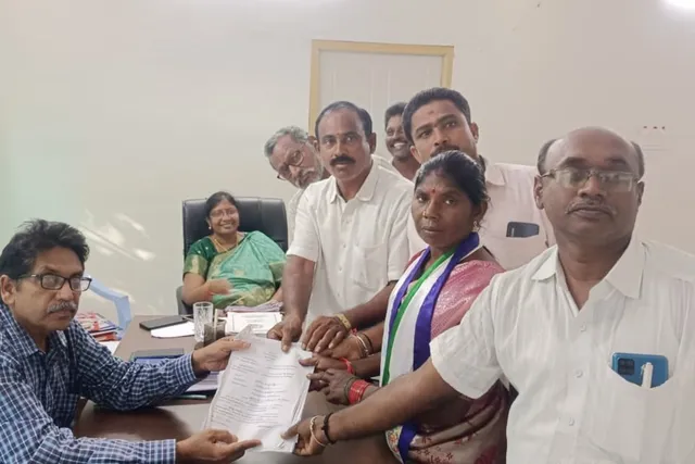 గజపతినగరం ఎంపీటీసీ అభ్యర్థిగా రాగోలు సన్యాసమ్మ నామినేషన్ దాఖలు గజపతినగరం ఎంపీటీసీ అభ్యర్థిగా రాగోలు సన్యాసమ్మ నామినేషన్ దాఖలు