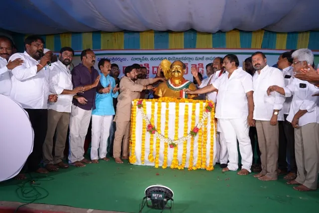 దామన్న విగ్రహావిష్కరణకు జనసంద్రం