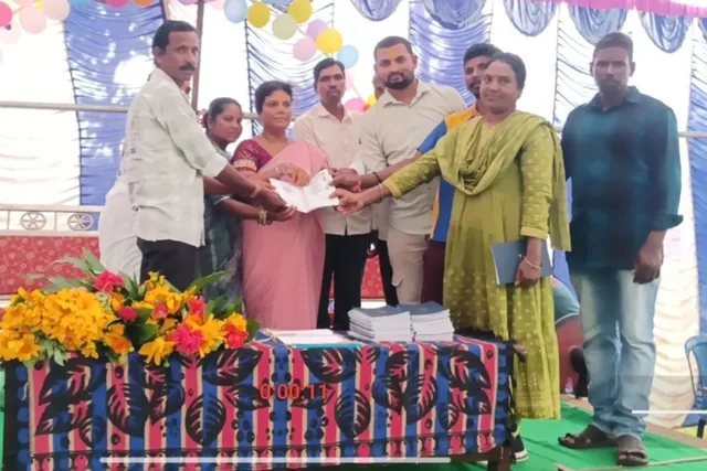 వేలమామిడిలో 97 మంది రైతులకు పట్టాల పంపిణీ