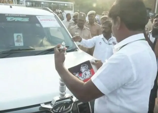 அதிமுக வேட்பாளர் கணிதா சம்பத் காரில் இருந்த கட்சி கொடி அகற்றம்