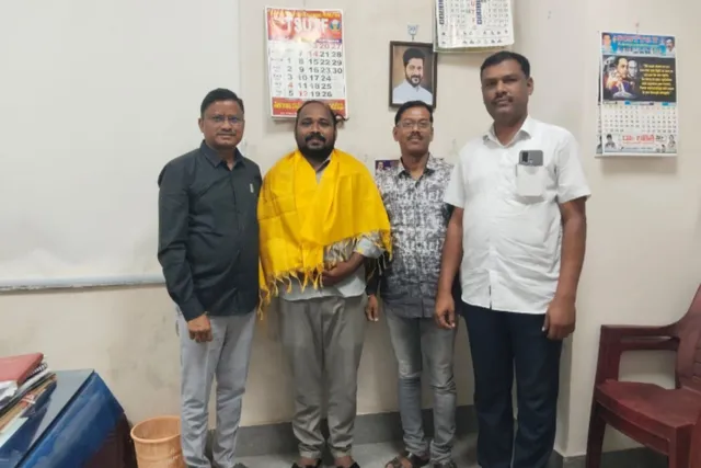 LL.B పట్టా పొందిన శీతలకర్ అరవింద్ కు ఘన సన్మానం