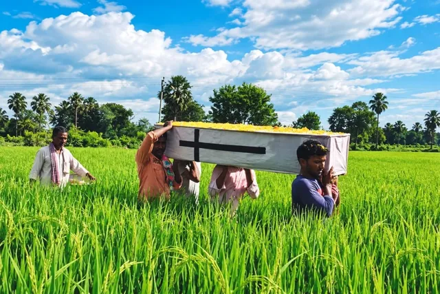 లింగగిరిలో స్మశానవాటికకు దారి కరువు ! లింగగిరిలో స్మశానవాటికకు దారి కరువు !