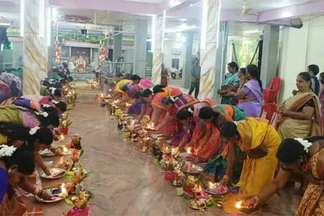 நடுக்காட்டு இசக்கியம்மன் கோவிலில் சுமங்கலி பூஜை கோலாகலம்