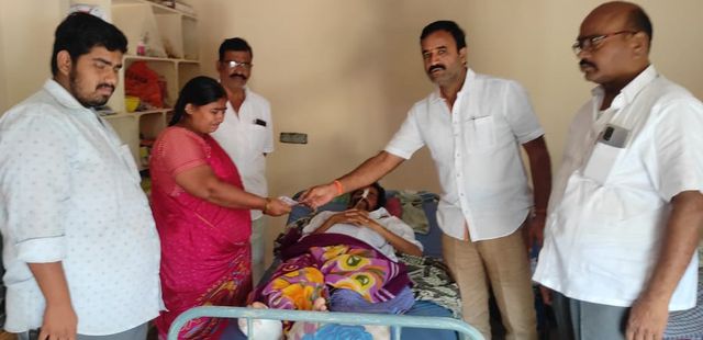 ఆక్సిడెంట్ బాధితునికి కౌన్సిలర్ ఆర్థిక సహాయం