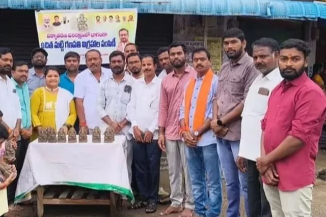 దామెర రాంసుధాకర్ రావు ఆధ్వర్యంలో ఉచిత మట్టి గణపతుల పంపిణీ