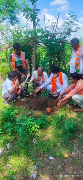 సేవా సప్తాహంలో భాగంగా మొక్కలు నాటిన నాయకులు