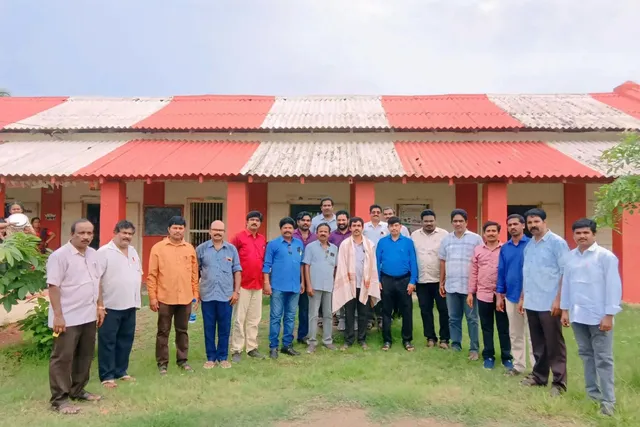 బానోతురాజును సత్కరించిన ఉంగుటూరు ఉపాధ్యాయ బృందం బానోతురాజును సత్కరించిన ఉంగుటూరు ఉపాధ్యాయ బృందం